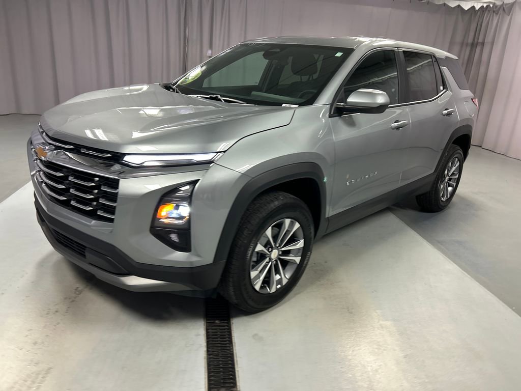2025 Chevrolet Equinox LT photo 2