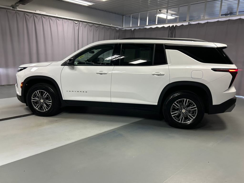 2025 Chevrolet Traverse photo 3