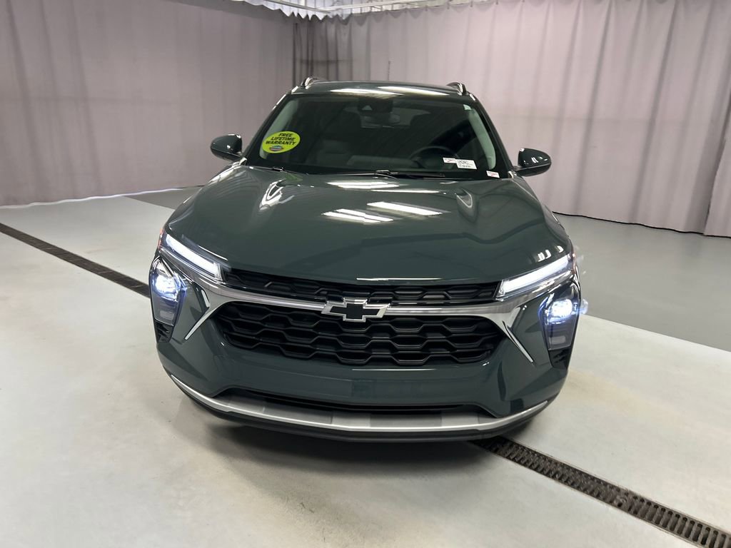 2025 Chevrolet Trax LT photo 2