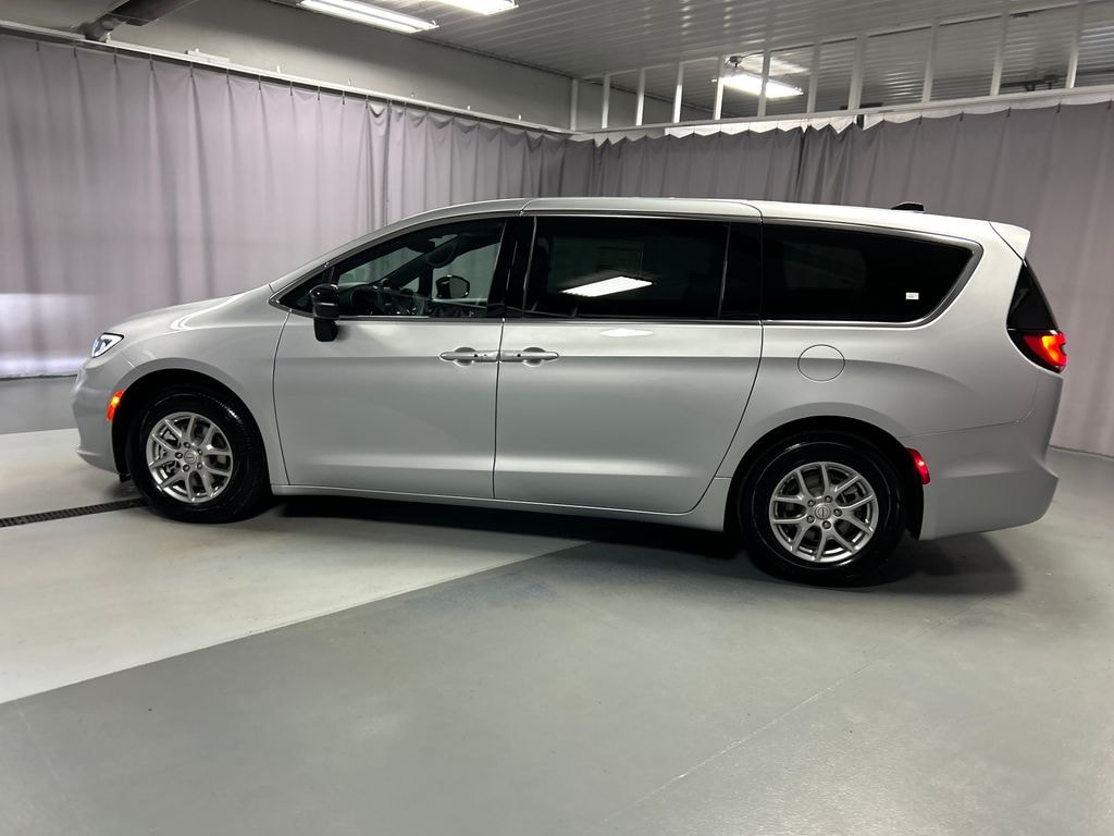 New 2026 Chrysler Pacifica SELECT Passenger Van