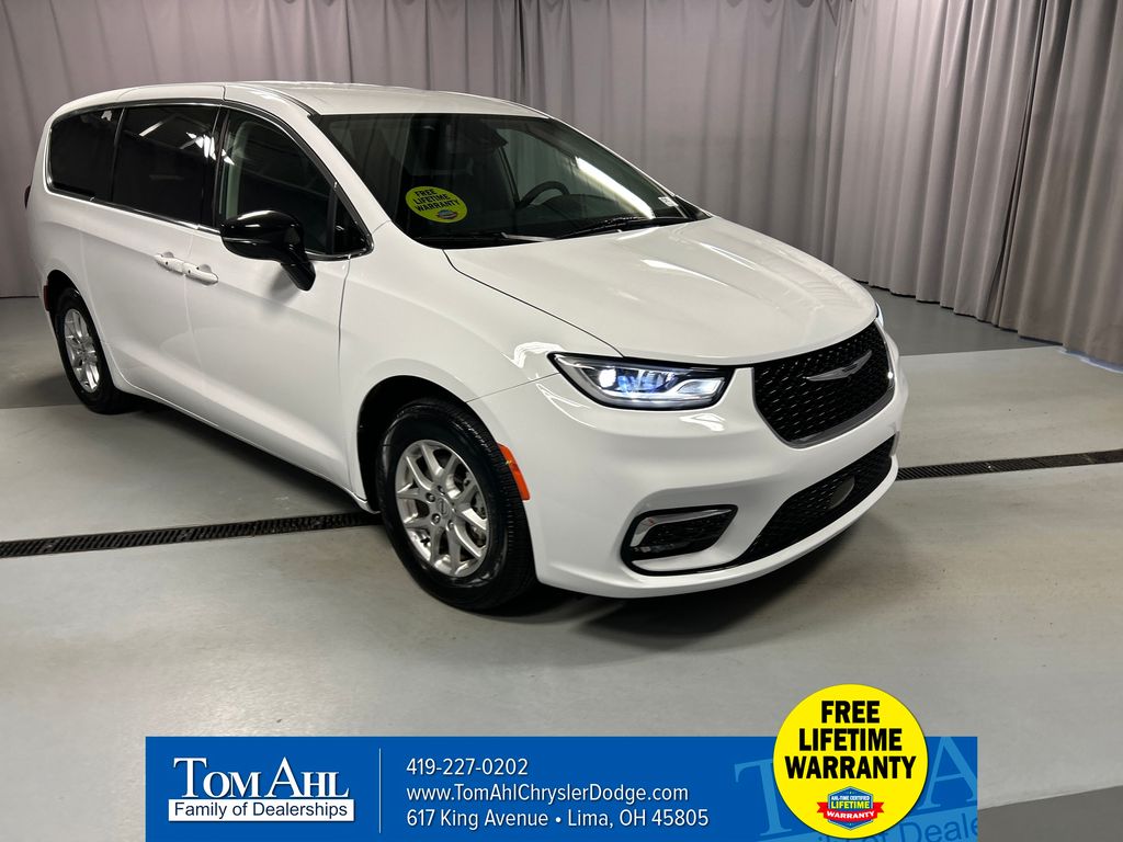 2024 Chrysler Pacifica Touring L's photo