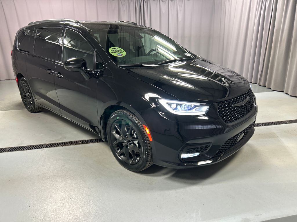 2026 Chrysler Pacifica Select's photo