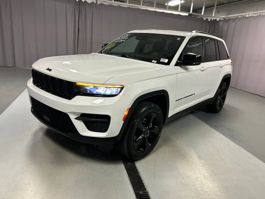 2024 Jeep Grand Cherokee Laredo photo 3