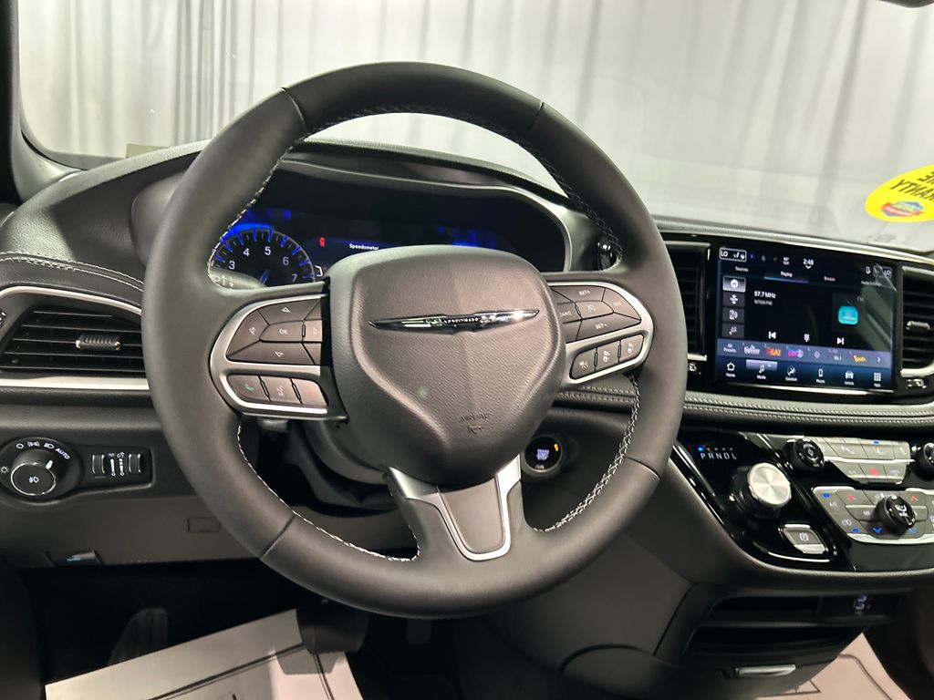 2026 Chrysler Pacifica Select - Photo 13