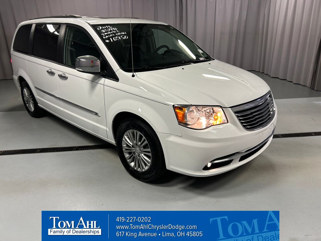 2016 Chrysler Town & Country Anniversary Edition's photo