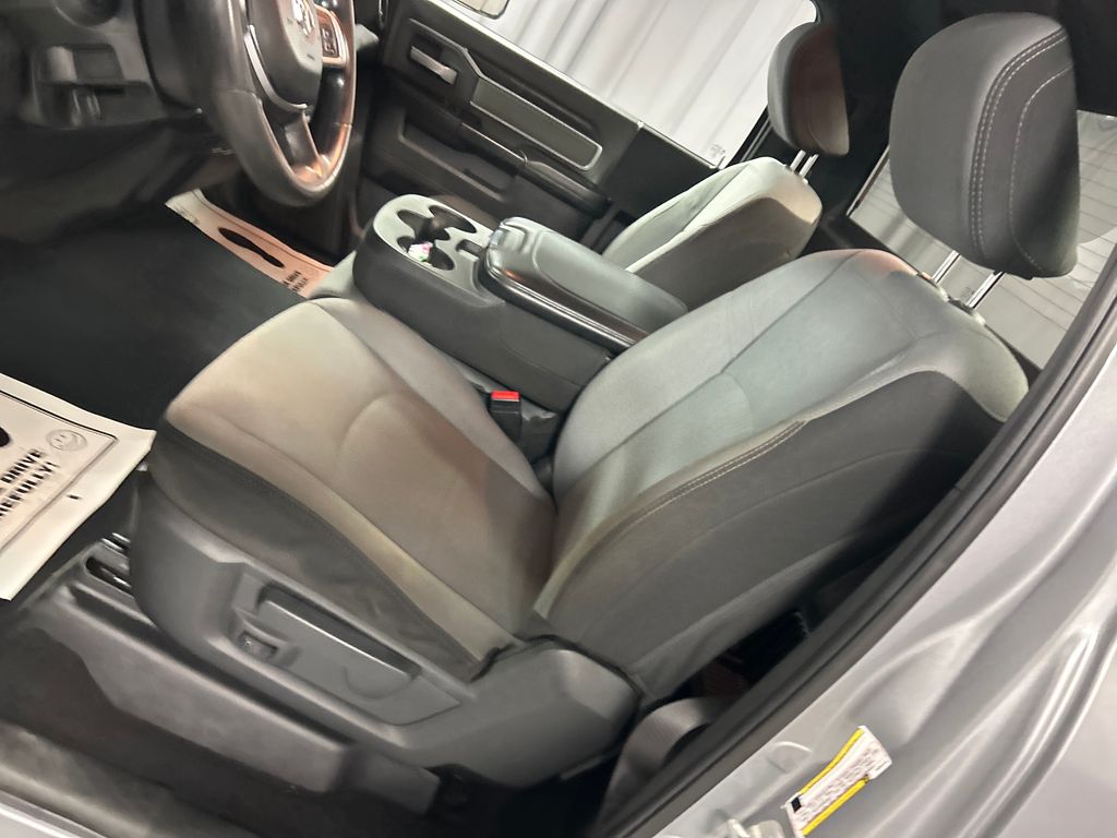 2022 RAM Ram 3500 Chassis Cab SLT - Photo 11