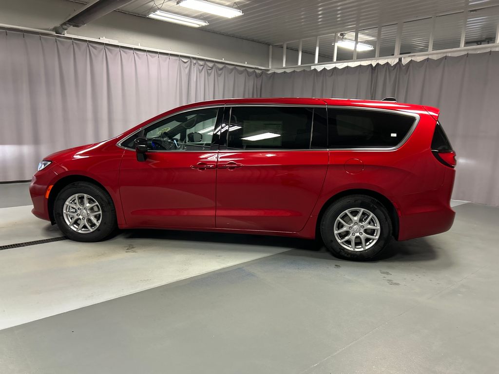 2026 Chrysler Pacifica photo 4