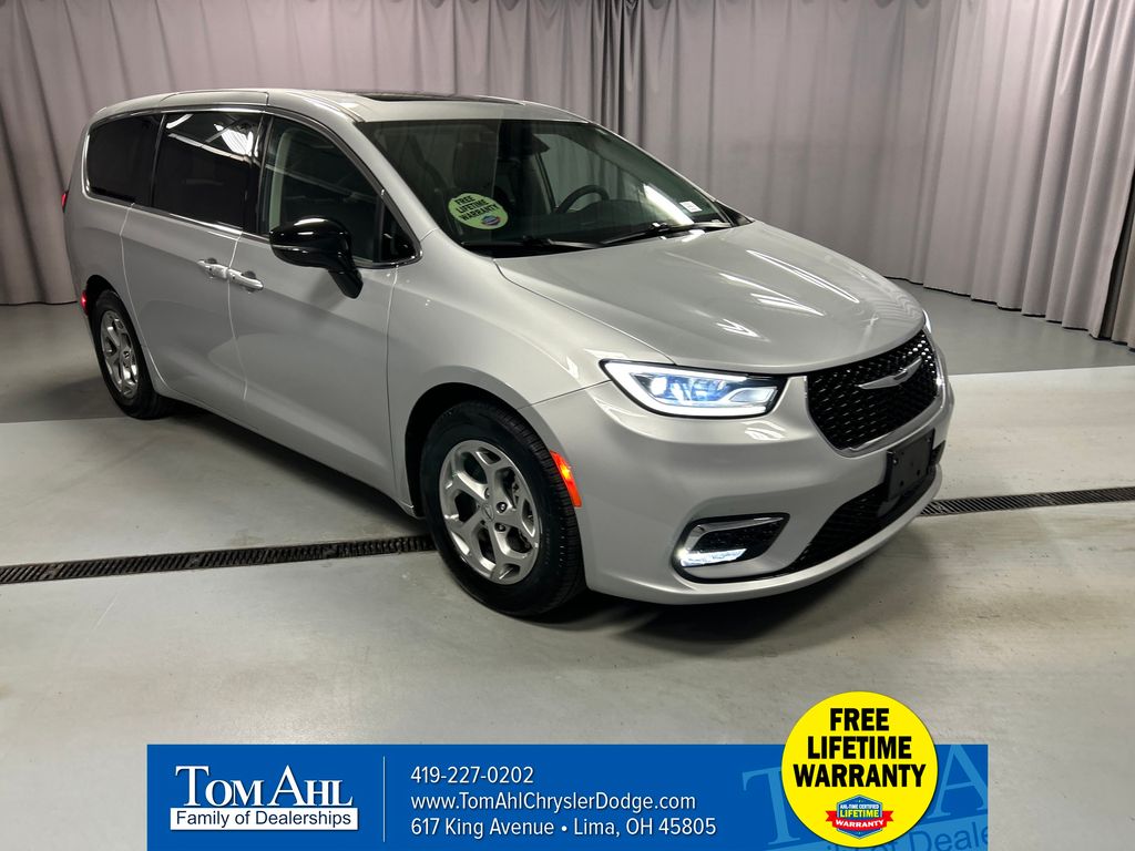 2024 Chrysler Pacifica Limited's photo