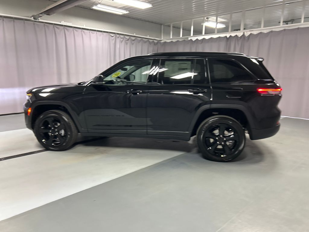 2025 Jeep Grand Cherokee Altitude photo 3