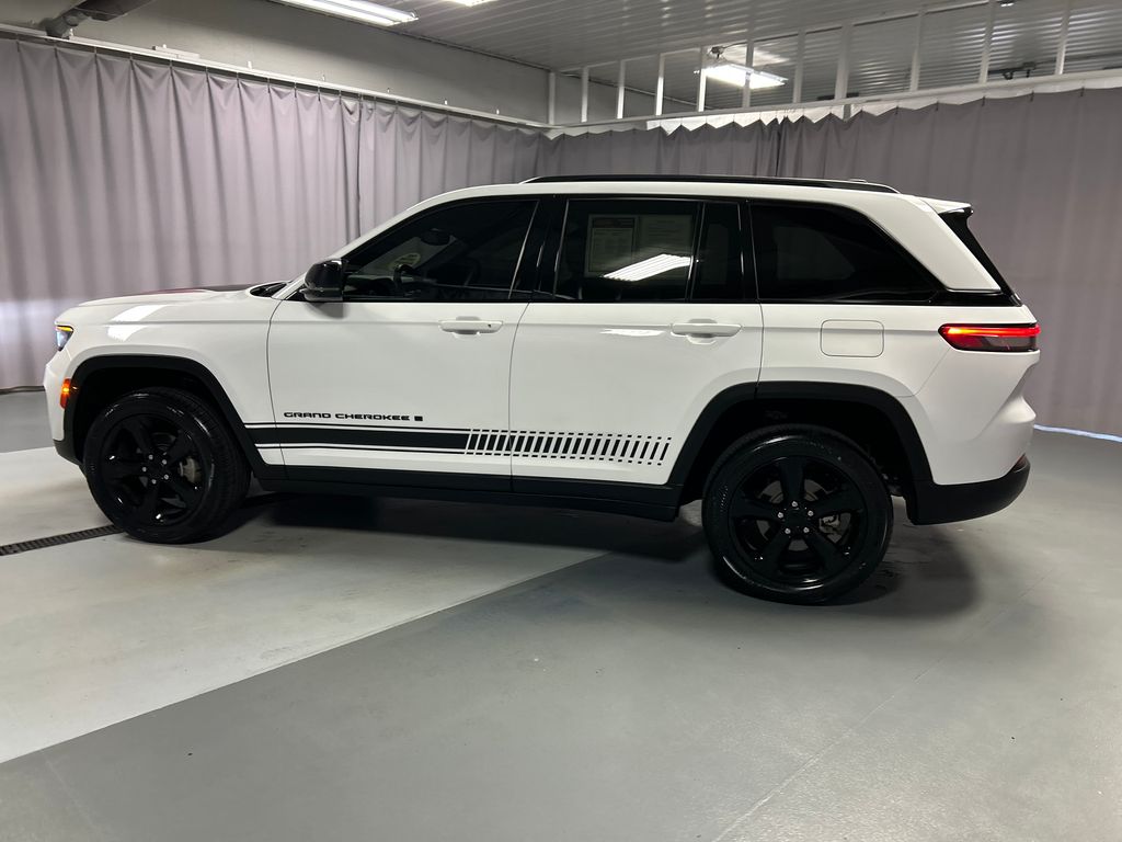 2022 Jeep Grand Cherokee Laredo photo 3