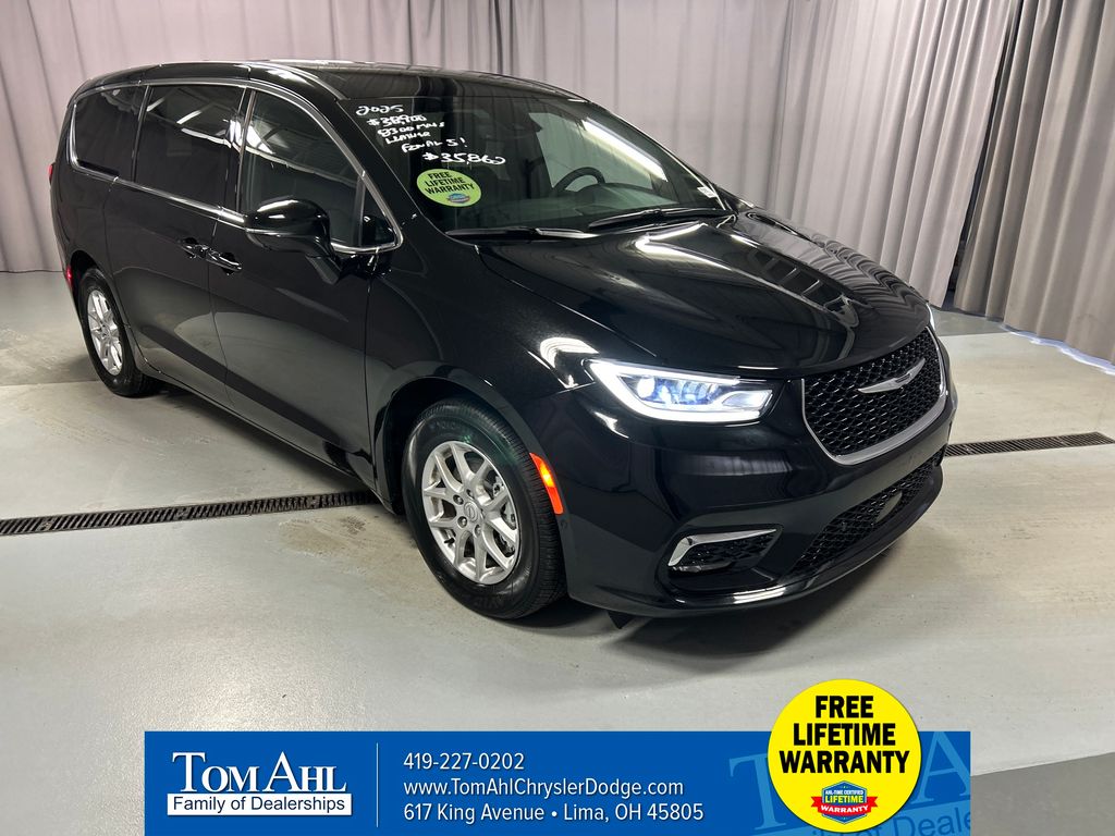 2025 Chrysler Pacifica Select's photo