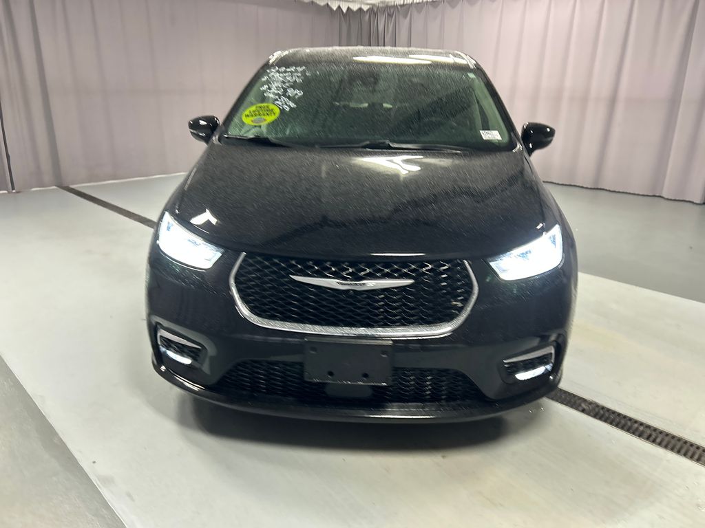 2024 Chrysler Pacifica Touring L photo 2