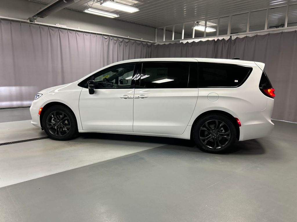New 2026 Chrysler Pacifica SELECT Passenger Van
