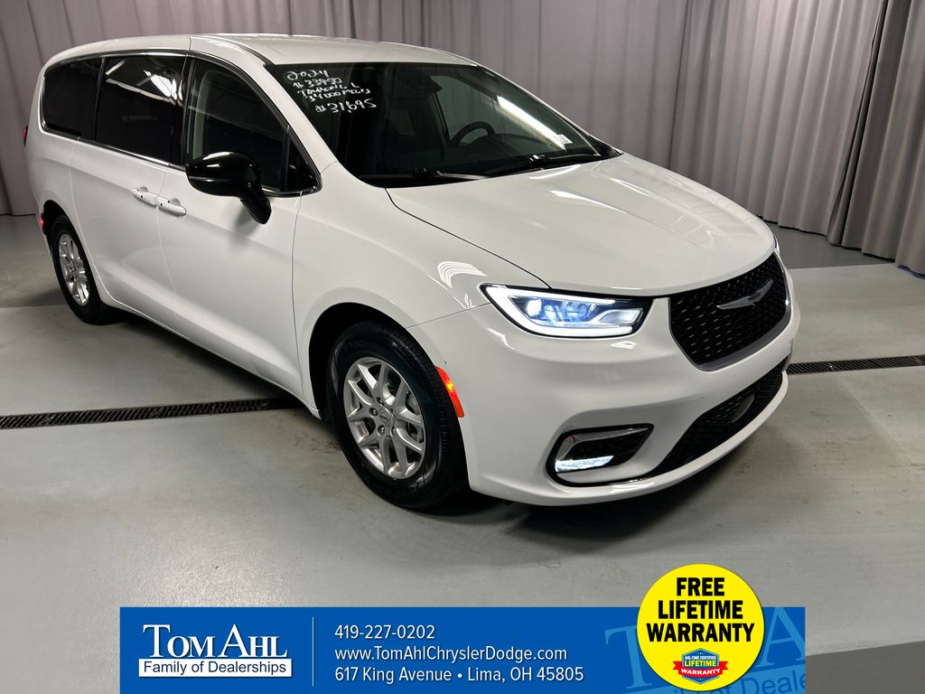 2024 Chrysler Pacifica Touring L's photo