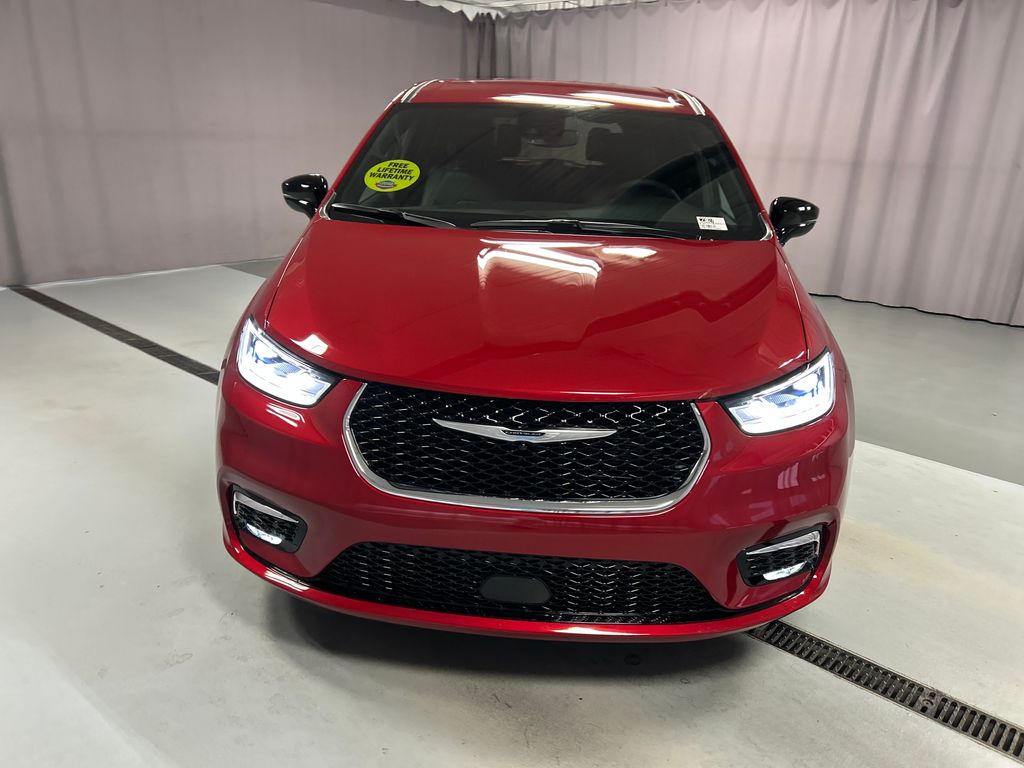 2026 Chrysler Pacifica photo 2