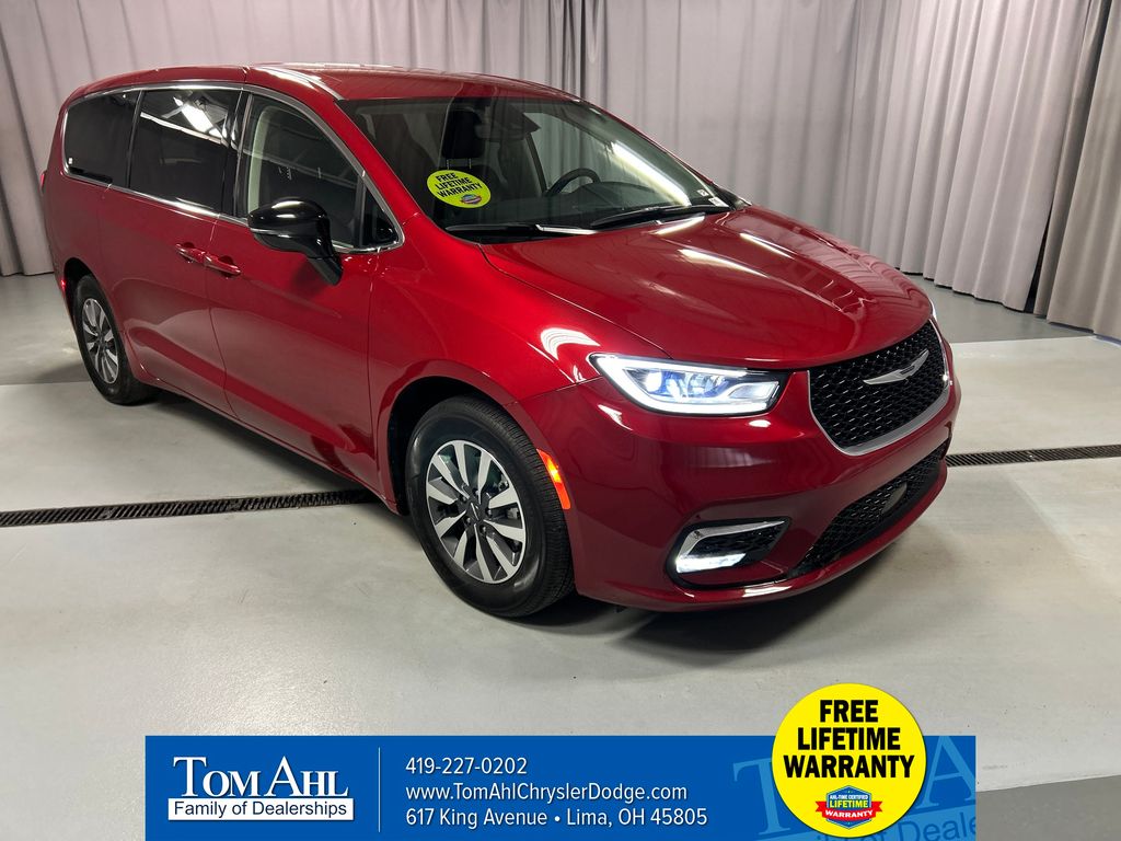 2024 Chrysler Pacifica PHEV Select's photo