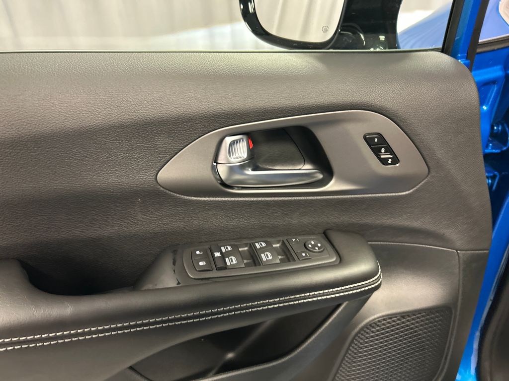 2027 Chrysler Pacifica Select - Photo 12