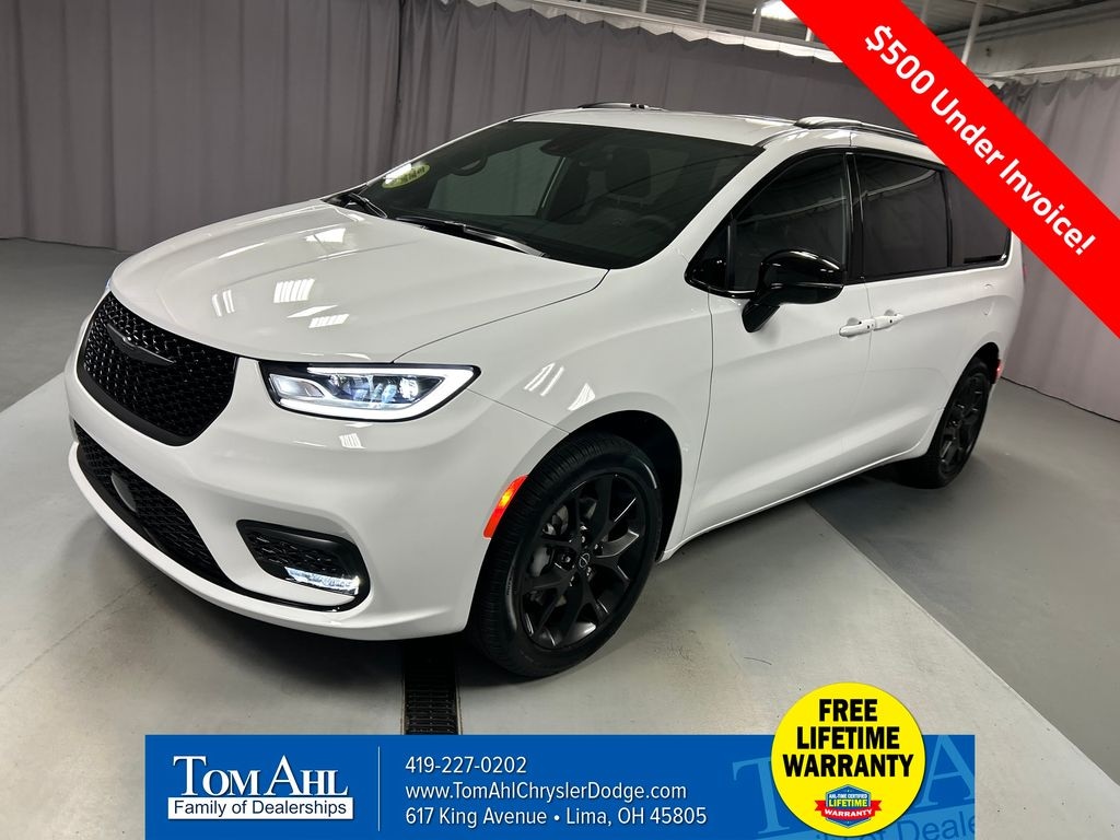 New 2026 Chrysler Pacifica SELECT AWD Passenger Van