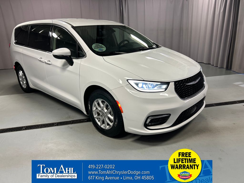 2023 Chrysler Pacifica Touring L's photo
