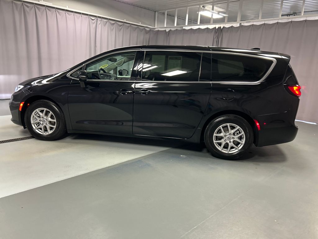 2024 Chrysler Pacifica Touring L photo 4