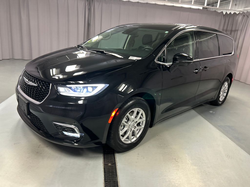 2024 Chrysler Pacifica Touring L photo 3