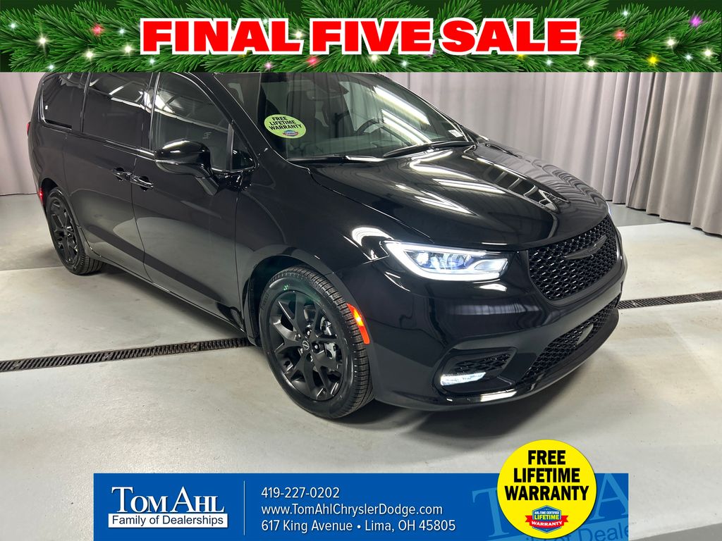 2026 Chrysler Pacifica Select's photo