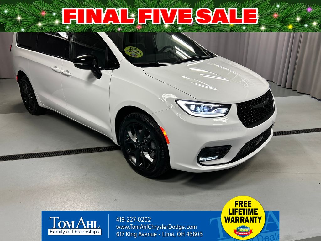 2026 Chrysler Pacifica Select's photo