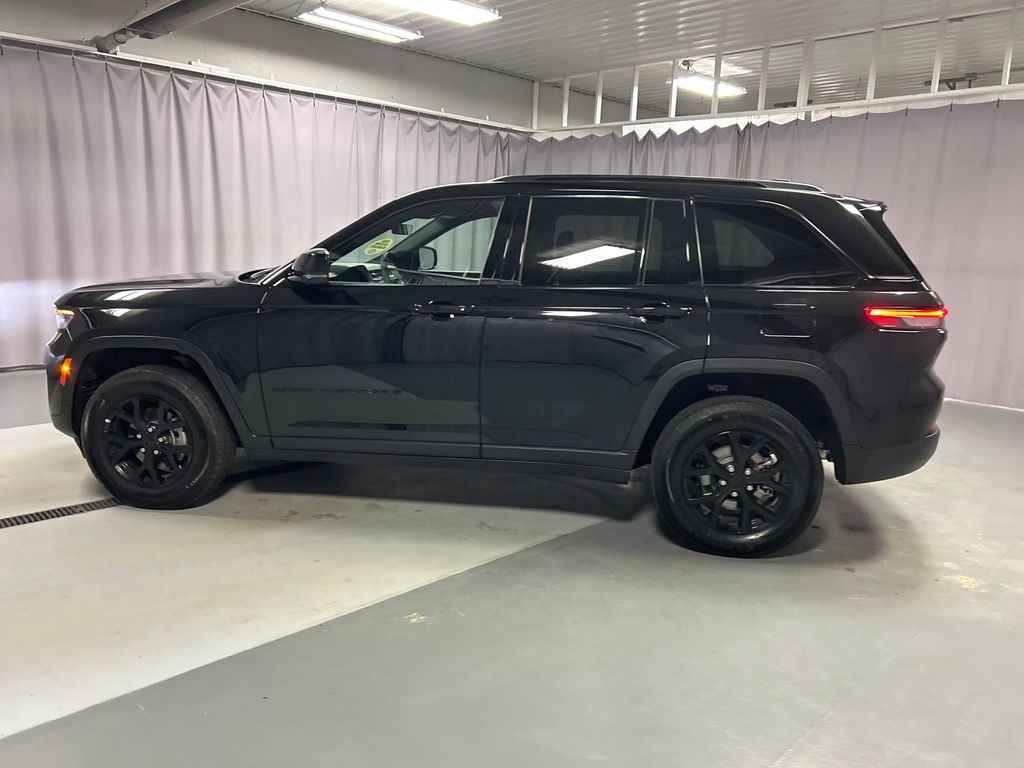 Used 2025 Jeep Grand Cherokee Laredo SUV