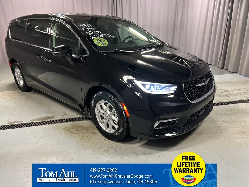 2024 Chrysler Pacifica Touring L's photo