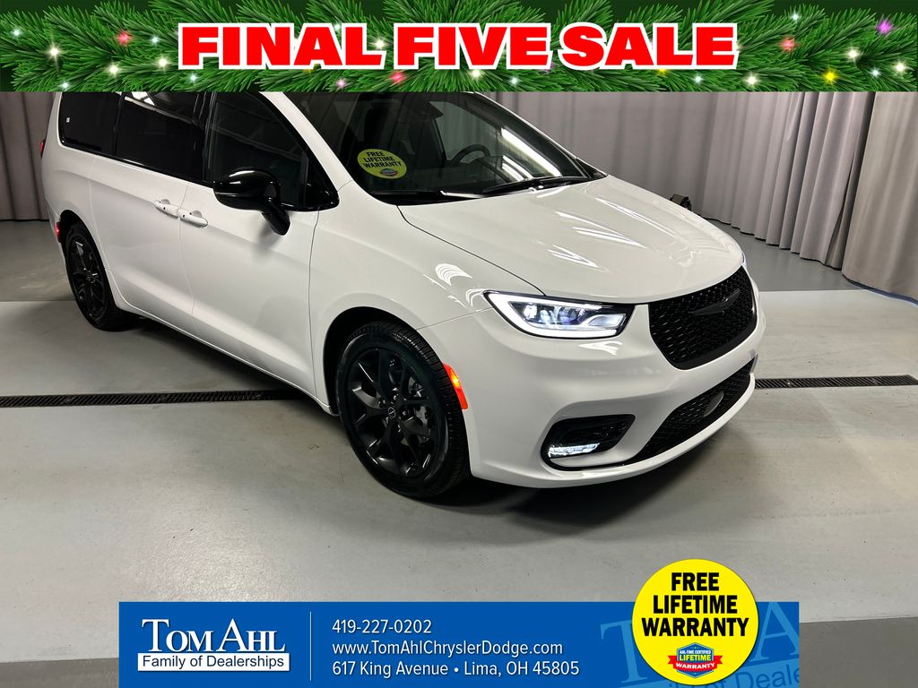 2026 Chrysler Pacifica Select's photo