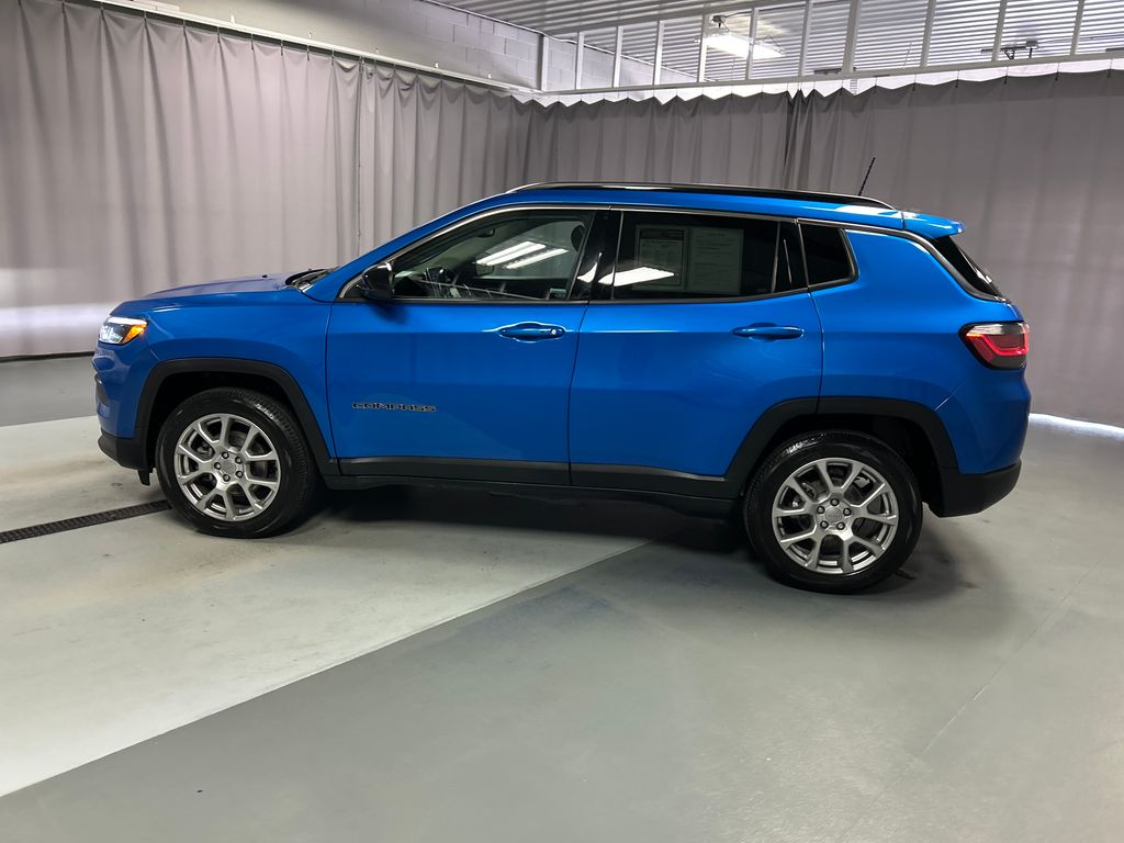 2022 Jeep Compass Latitude Lux photo 4