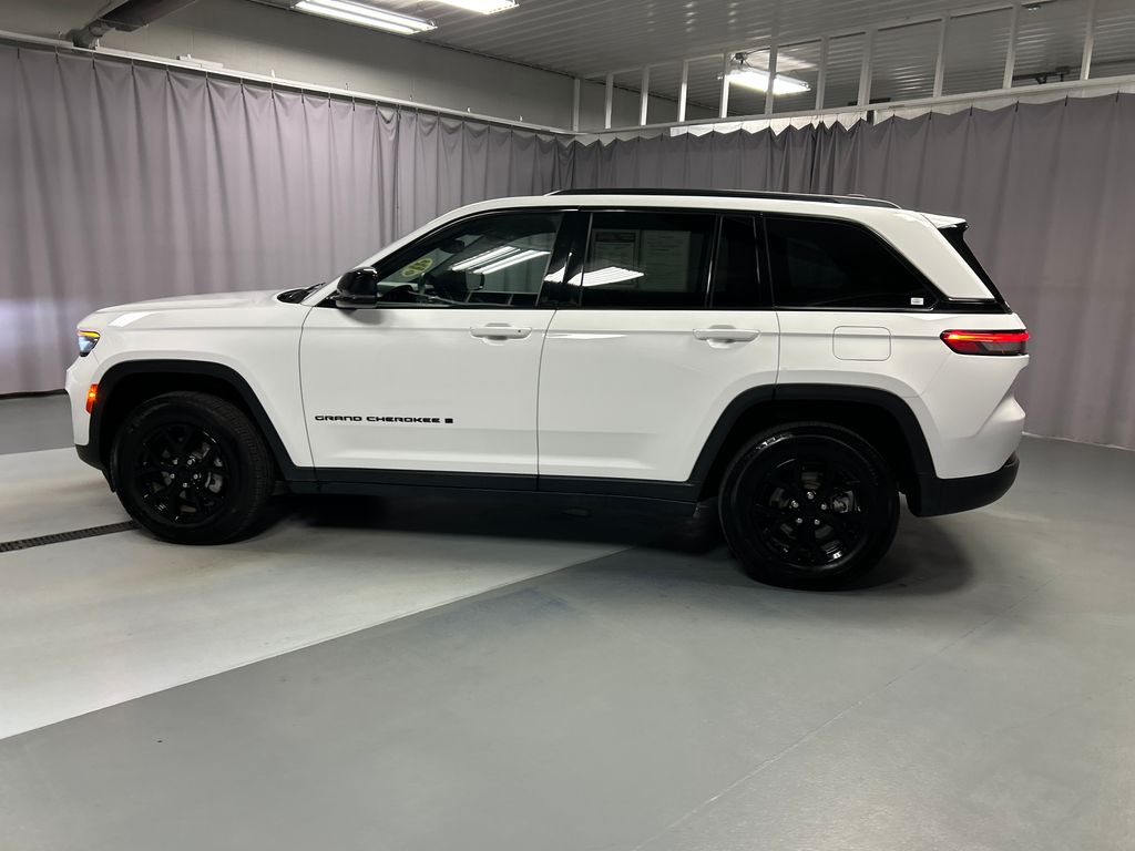 2024 Jeep Grand Cherokee Laredo photo 3