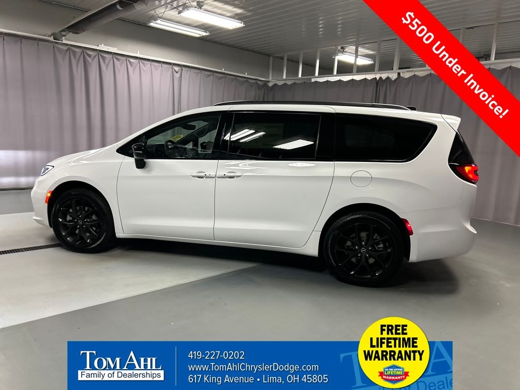 New 2026 Chrysler Pacifica SELECT AWD Passenger Van
