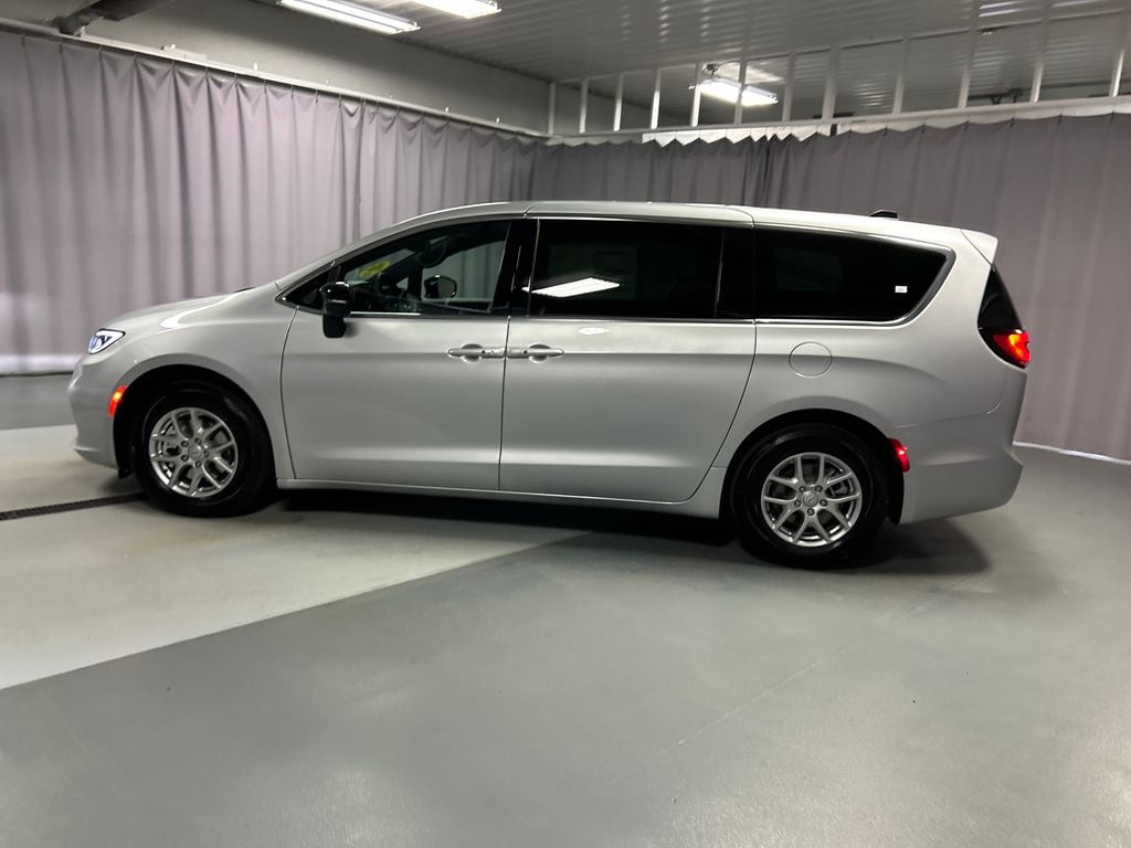 New 2026 Chrysler Pacifica SELECT Passenger Van