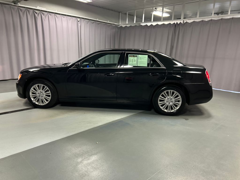 2013 Chrysler 300 Base photo 2