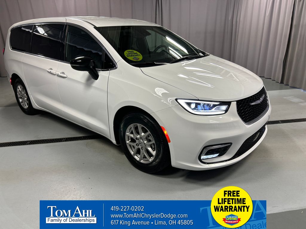 2025 Chrysler Pacifica Select