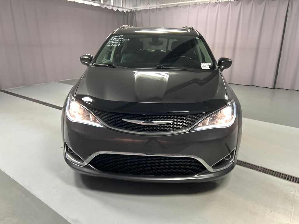 2017 Chrysler Pacifica Touring L photo 2