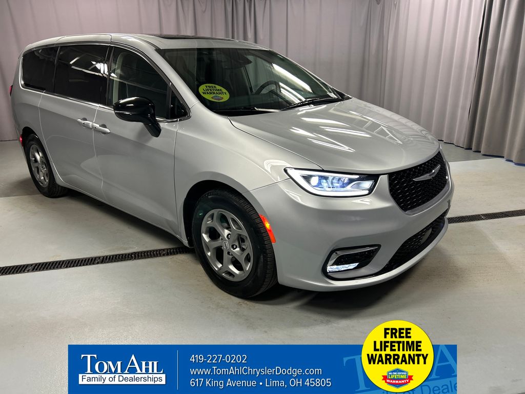 2024 Chrysler Pacifica Limited's photo