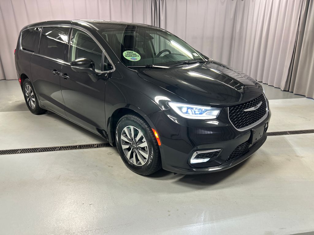 2023 Chrysler Pacifica Hybrid Touring L's photo