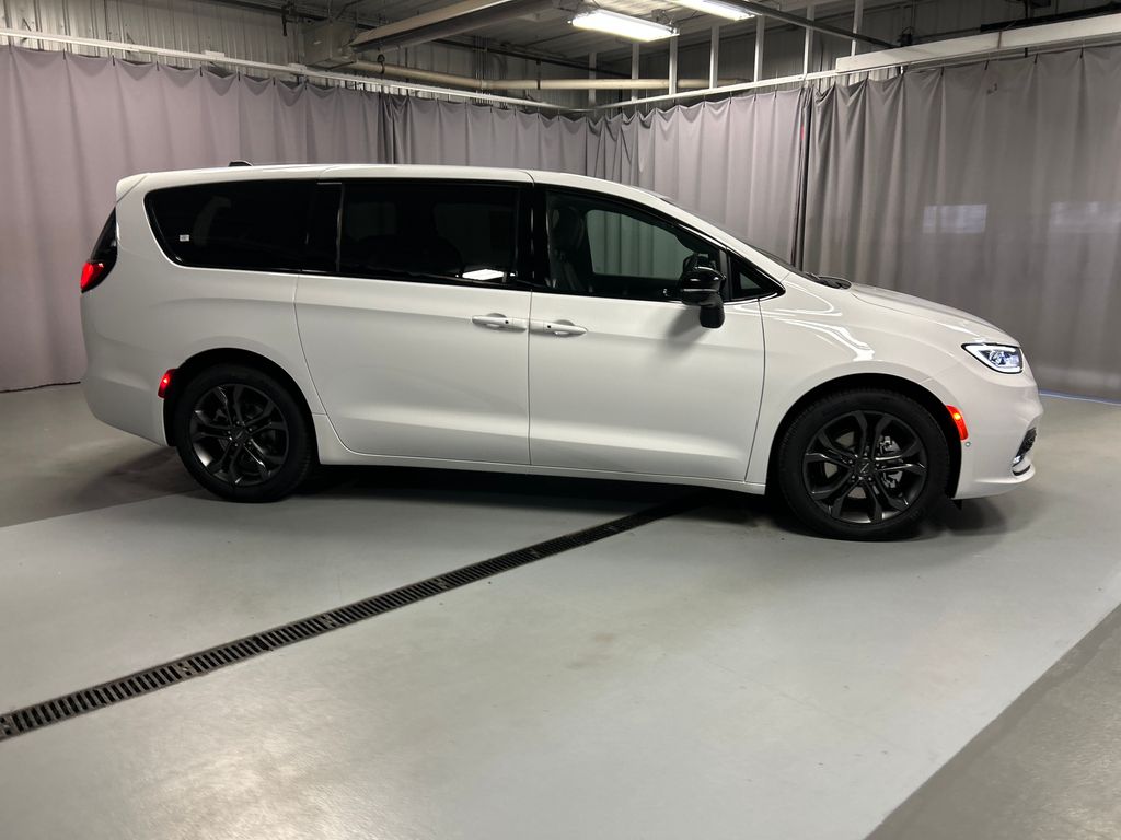 2026 Chrysler Pacifica Select - Photo 8