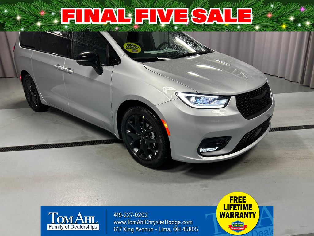 2026 Chrysler Pacifica Limited's photo