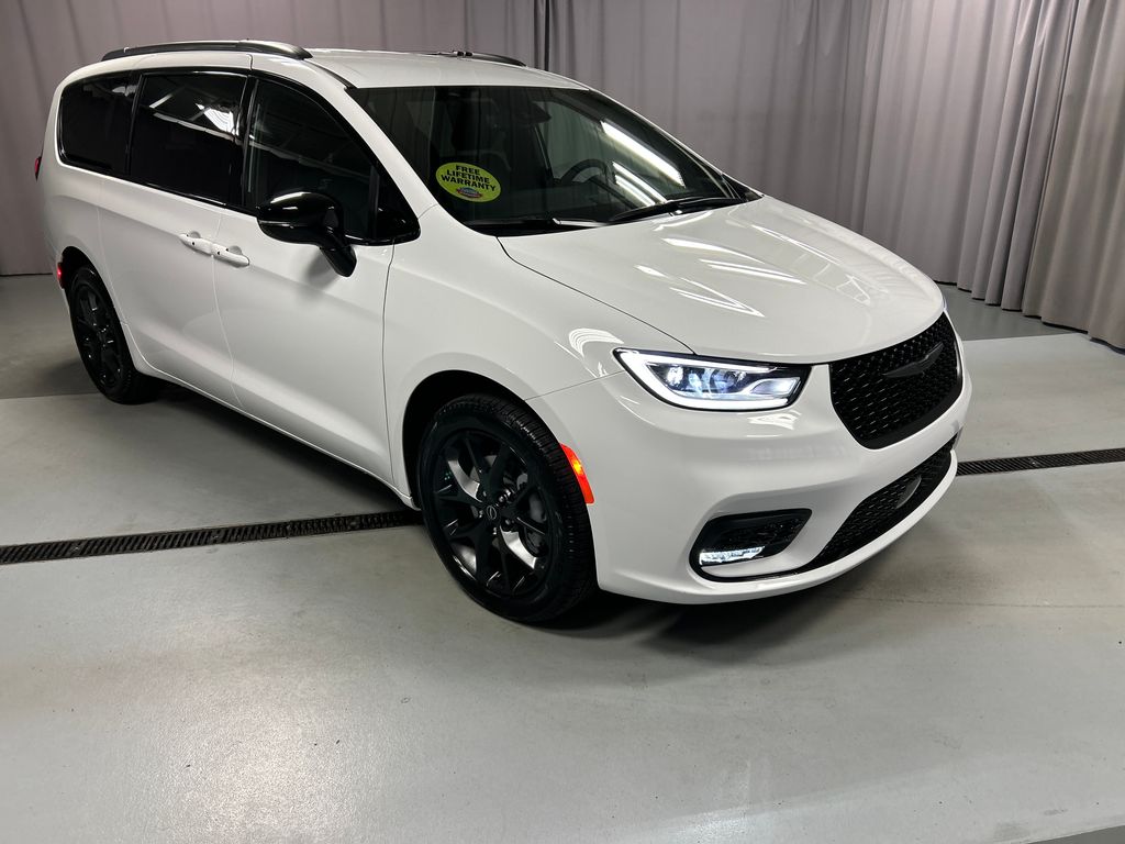 2026 Chrysler Pacifica Select's photo