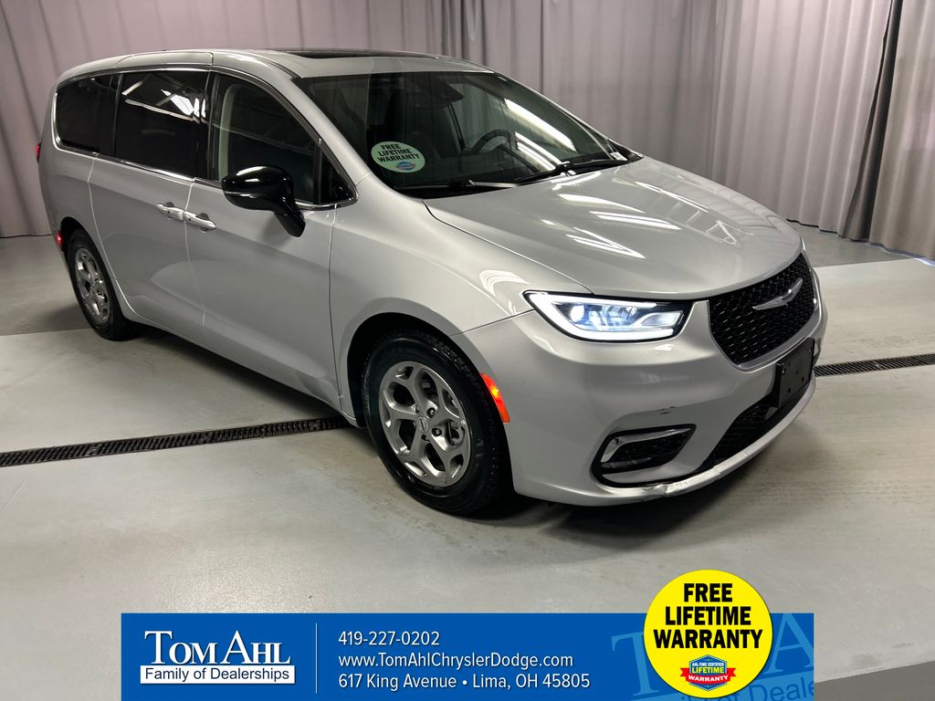 2024 Chrysler Pacifica Limited's photo
