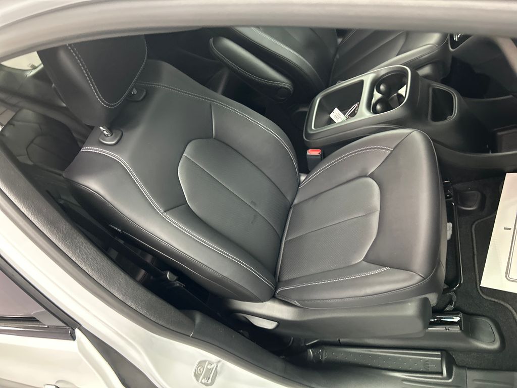 2026 Chrysler Pacifica Select - Photo 25