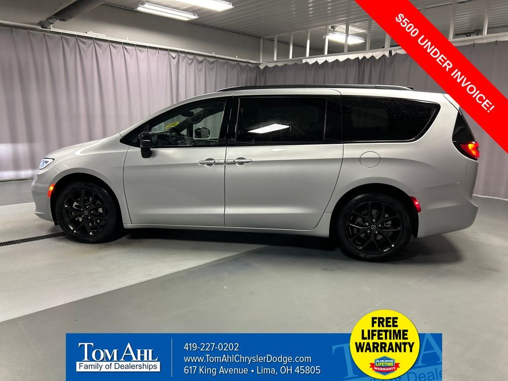 New 2026 Chrysler Pacifica LIMITED Passenger Van