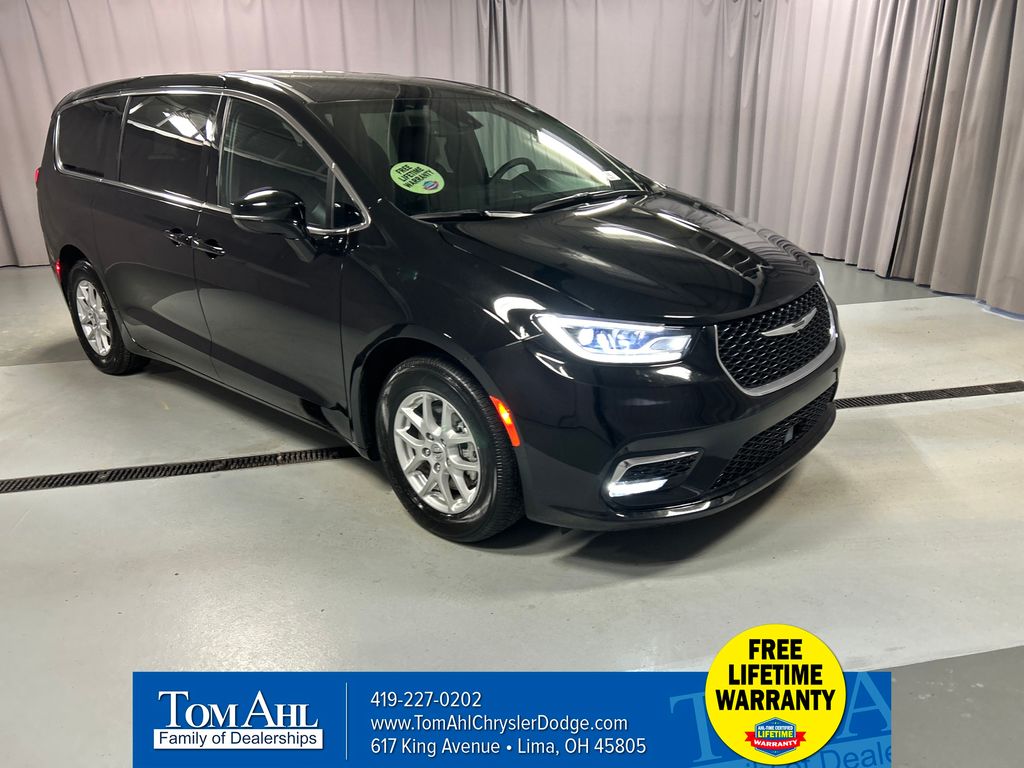 2025 Chrysler Pacifica Select's photo