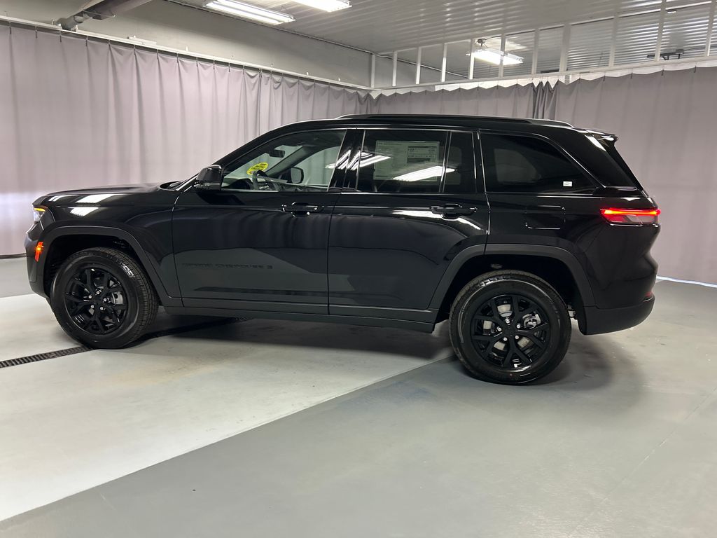 2025 Jeep Grand Cherokee Altitude photo 3