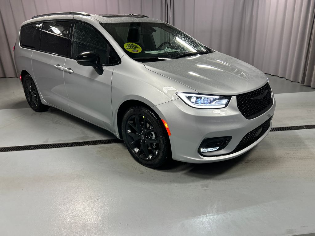 2026 Chrysler Pacifica Limited's photo