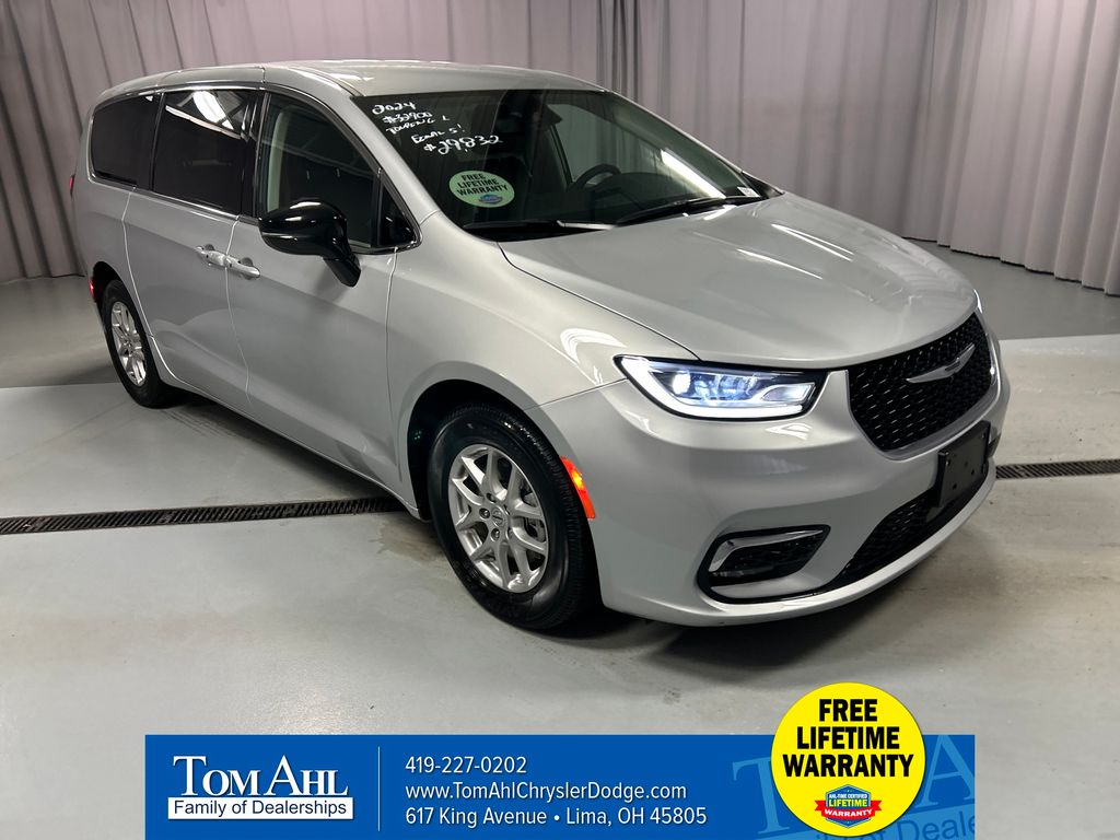 2024 Chrysler Pacifica Touring L's photo