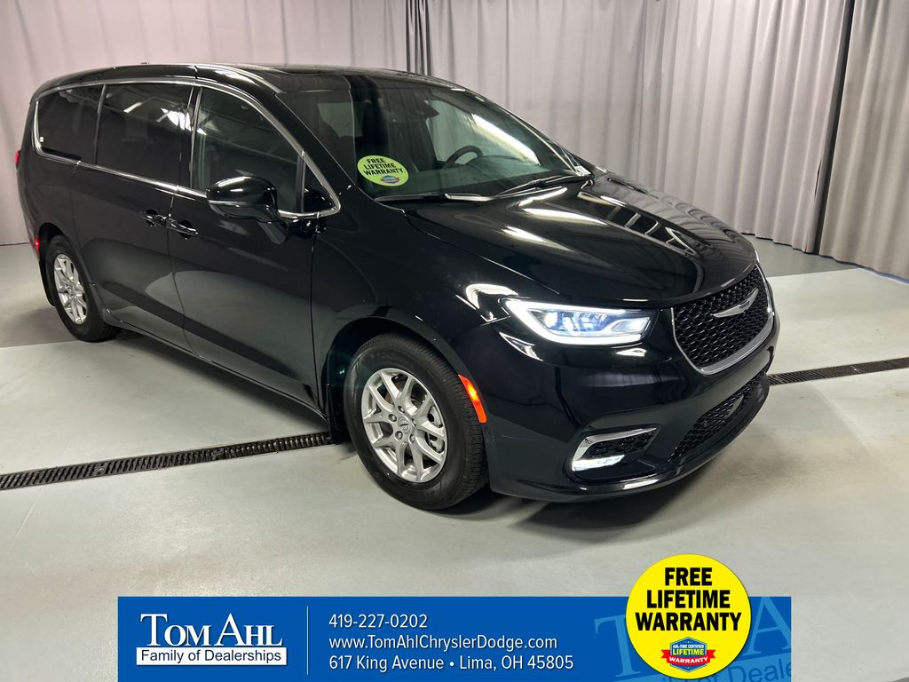 2025 Chrysler Pacifica Select's photo